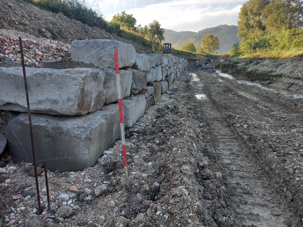 - Scogliera in corso di esecuzione - Scogliera in corso di esecuzione